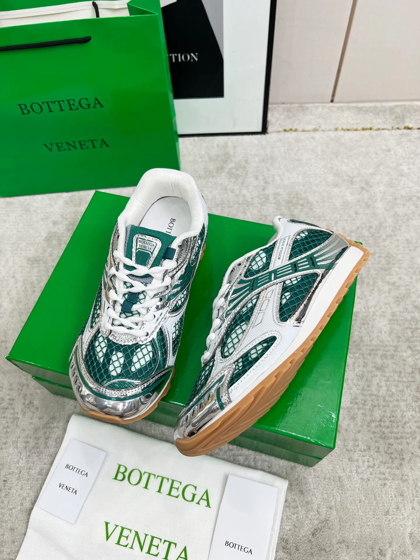 P540. Top version (couples model) Bottega Veneta Bottega Veneta 23ss autumn and winter show BV Orbit sneakers Wang Yibo's same style couples casual shoes dad shoes! Runner sneakers! Original purchase and development!  Made of original lightweight technical mesh fabric, the same as the original version! The process is complicated!  Paired with a rubber outsole designed with a geometric pattern, the high version of the Wang Zha series is actually much taller, but the legs still look slim. Very nice. Durable and playable, standard and version-matching shoe package technology, look for high-end versions. The original outsole is exclusively molded, and the color-blocked TPU outsole is used. The material and weight are the same as the original!  Size: #Female 35-41 (40 and 41 customized sizes are non-refundable) Male 39-45 (45 size customized are non-returnable and exchangeable)